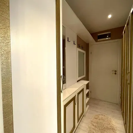 Apartament Monte Carlo Vaio - 1br Garden - With Direct Pool Access